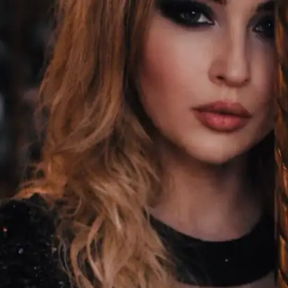 Angelina · 40 ·           